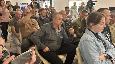 У Полтаві у центрі реабілітації для воїнів заспівав гурт "Друга ріка" У Полтаві у центрі реабілітації для воїнів заспівав гурт "Друга ріка"