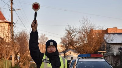 Основні жести регулювальника: тернопільські поліцейські нагадують правила Основні жести регулювальника: тернопільські поліцейські нагадують правила