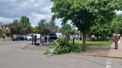 ДТП в Ужгороді: автівка вилетіла на тротуар і знесла електричну опору та сітілайт ДТП в Ужгороді: автівка вилетіла на тротуар і знесла електричну опору та сітілайт