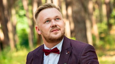 Дмитро Мельниченко — директор Чернігівського літературно-меморіального музею-заповідника Михайла Коцюбинського в Чернігові Дмитро Мельниченко — директор Чернігівського літературно-меморіального музею-заповідника Михайла Коцюбинського в Чернігові