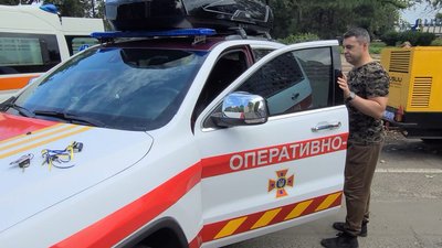 Миколаєві волонтери передали екстреним службам допомоги спеціальні автомобілі Миколаєві волонтери передали екстреним службам допомоги спеціальні автомобілі