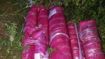 На Харківщині контрабандист викинув товар зі своїми документами та номером телефону На Харківщині контрабандист викинув товар зі своїми документами та номером телефону