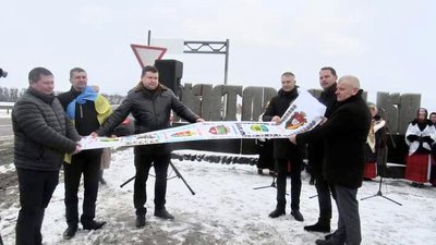 На межі Рівненської та Житомирської областей розгорнули державний прапор На межі Рівненської та Житомирської областей розгорнули державний прапор