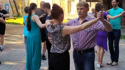"Танцюй та живи". У Сумах танцюристка з Києва просто неба навчала людей аргентинському танго