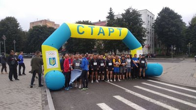 У Рівному напередодні Дня пам'яті захисників стартував патріотичний забіг