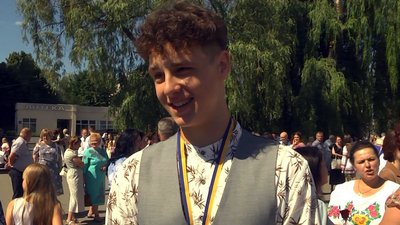 У Луцьку 203-м випускникам вручили "золоті" та "срібні" медалі У Луцьку 203-м випускникам вручили "золоті" та "срібні" медалі