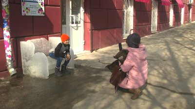 В Запоріжжі тануть крижані лавочки, які недавно встановили В Запоріжжі тануть крижані лавочки, які недавно встановили