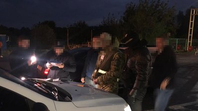 11 тисяч за проїзд: на Закарпатті затримали прикордонника