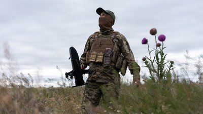 Пілот 40 ОБрМП готує дрон-перехоплювач "Литавр" до вильоту на Херсонщині