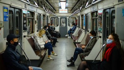 Рейди поліції та подорожчання таксі. Як пройшов перший день столиці у "червоній" зоні карантину