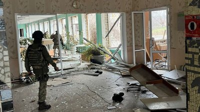 Пошкоджена ракетним ударом будівля школи у Миколаївці 31 грудня 2022 року Пошкоджена ракетним ударом будівля школи у Миколаївці 31 грудня 2022 року