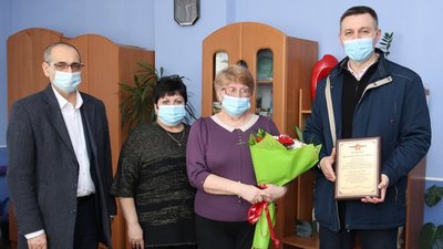 Жінці та медикам, які врятували немовля у вбиральні на Харківщині, вручили відзнаки