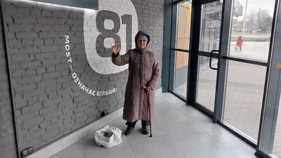 Мешканка Сум зібрала 55 тисяч для ЗСУ, розповідаючи вірші Мешканка Сум зібрала 55 тисяч для ЗСУ, розповідаючи вірші