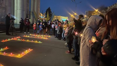 У Кривому Розі вшанували пам'ять загиблих внаслідок авіаудару по Драмтеатру в Маріуполі У Кривому Розі вшанували пам'ять загиблих внаслідок авіаудару по Драмтеатру в Маріуполі