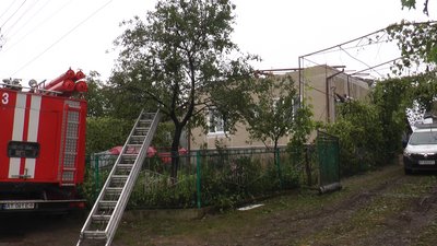 Наслідки негоди у селі Шевченкове ліквідовують рятувальники Наслідки негоди у селі Шевченкове ліквідовують рятувальники