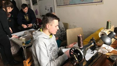 У Тернополі волонтери шиють устілки для захисників У Тернополі волонтери шиють устілки для захисників