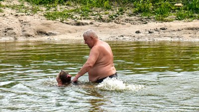 Місяць до закінчення купального сезону: центральний пляж Луцька досі нерозчищений від водоростей