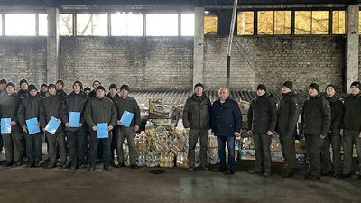 Військовослужбовці в зоні ООС отримали понад 20 тонн новорічних подарунків від вінничан Військовослужбовці в зоні ООС отримали понад 20 тонн новорічних подарунків від вінничан