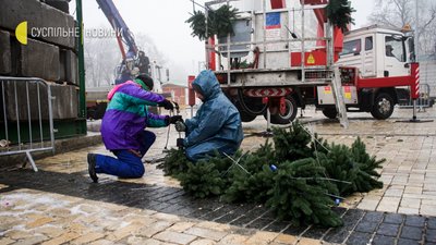 У Києві змонтували каркас головної ялинки та починають прикрашати. Як це виглядає У Києві змонтували каркас головної ялинки та починають прикрашати. Як це виглядає