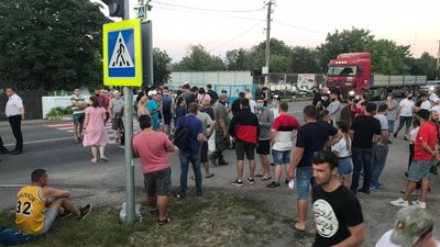 У Хотині мітингувальники пропускають вантажівки щопівгодини