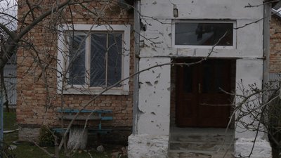 Сліди від каміння на фасаді