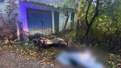 26-річний водій мотоцикла у селі Дерно не впорався з керуванням та в'їхав у гараж
