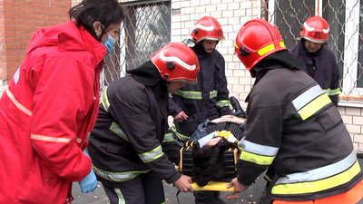 Дівчина впала на дах магазину Дівчина впала на дах магазину