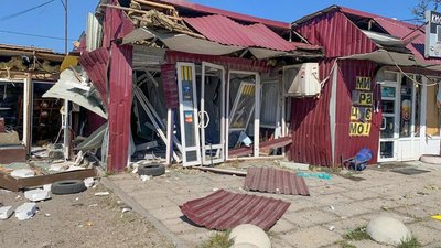 Пошкоджений магазин у Мерефі піля ракетного удару РФ 4 травня 2026 року Пошкоджений магазин у Мерефі піля ракетного удару РФ 4 травня 2026 року