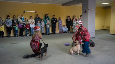 Дресувальники з собаками, баскетболісти й поліцейські. У Дніпрі волонтери влаштували свято для дітей українських бійців