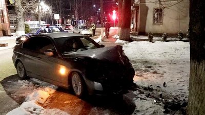 На Буковині водій врізався в дерево. У пасажирки травма хребта