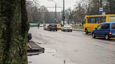 Через дефіцит пального мер Рівного просить менше їздити приватними авто