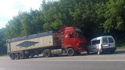 Поблизу Хмельницького зіштовхнулися вантажівка та легковик. Жертв немає