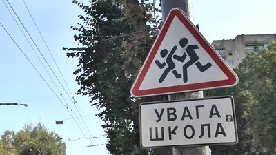 Перелом та садна: наслідки аварії за участі двох школярів на "зебрі" у Луцьку Перелом та садна: наслідки аварії за участі двох школярів на "зебрі" у Луцьку
