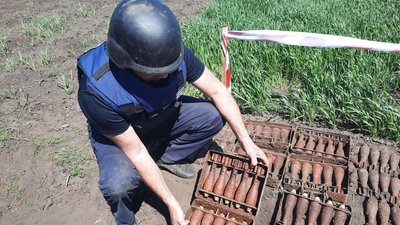 "153 міни та 10 артснарядів". Житель Харківщини знайшов на городі арсенал часів війни "153 міни та 10 артснарядів". Житель Харківщини знайшов на городі арсенал часів війни