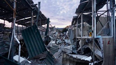 Війська РФ вдарили ракетою по центру Дніпра: поранений чоловік у тяжкому стані, є руйнування