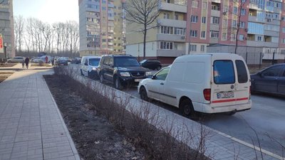 Парковка на проїжджій частині Парковка на проїжджій частині
