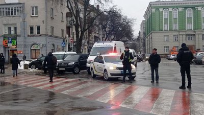 Катедра у центрі Тернополя оточена правоохоронцями Катедра у центрі Тернополя оточена правоохоронцями