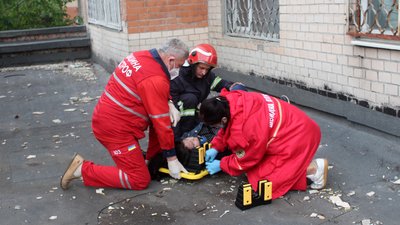 З вікна багатоповерхівки у Хмельницькому випала 19-річна дівчина