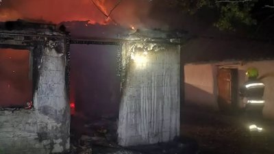 У Кам'янському районі Дніпропетровщини горів житловий будинок: травмований 59-річний чоловік