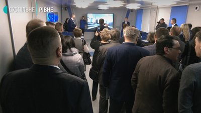 VR-окуляри, лазерні верстати і не тільки: на Рівненщині відкрили першу в Україні стем-лабораторію VR-окуляри, лазерні верстати і не тільки: на Рівненщині відкрили першу в Україні стем-лабораторію