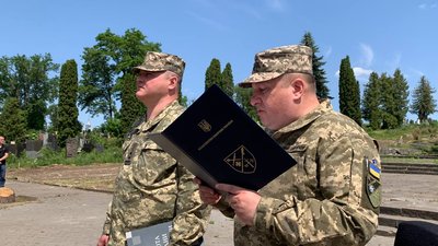 Грамоту пошани та скорботи рідним загиблого бійця вручив начальник Тернопільського центру комплектування Сергій Данилюк