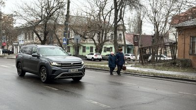 Травми через ожеледицю: як три дні слизьких доріг відчули на собі миколаївці Травми через ожеледицю: як три дні слизьких доріг відчули на собі миколаївці