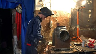 Багатофункціональні та прості у користуванні: шестеро вінничан виготовляють буржуйки для захисників Багатофункціональні та прості у користуванні: шестеро вінничан виготовляють буржуйки для захисників