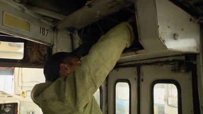Учень профтехучилища бере участь в капітальному ремонті тролейбуса Учень профтехучилища бере участь в капітальному ремонті тролейбуса