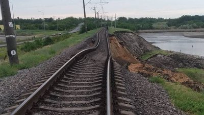 Поблизу Нікополя на Дніпропетровщині через зсув ґрунту просіла ділянка із залізничним полотном