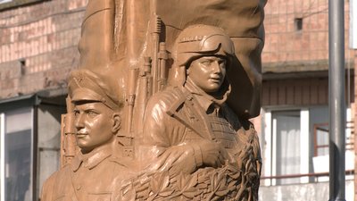 Три історичні періоди: на Рівненщині відкрили дерев'яну скульптуру "За Україну"