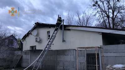 У Харкові горіла господарча споруда: вогонь перекинувся на два будинки на сусідній вулиці У Харкові горіла господарча споруда: вогонь перекинувся на два будинки на сусідній вулиці