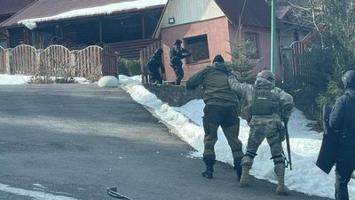 На Закарпатті правоохоронці провели обшук на дачі Віктора Медведчука