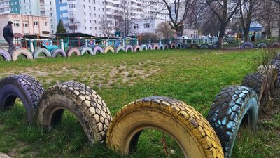 Приберуть усе: з луцьких дворів демонтовують автомобільні шини