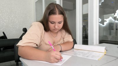 Одна дівчина серед чоловіків: чому дівчата на Волині обирають професію трактористки Одна дівчина серед чоловіків: чому дівчата на Волині обирають професію трактористки